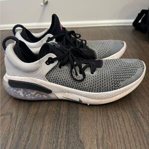 Nike Joyride Run Flyknit Men’s Size 12 Gray Black Running Shoes Sneakers